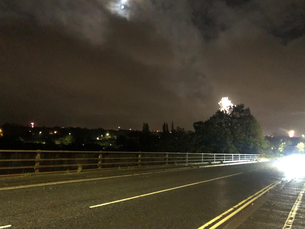 在半山上,看到三處地方同時放煙花,嘭嘭聲的,而我們就好忙,來來回回欣賞免費「煙花匯演」。